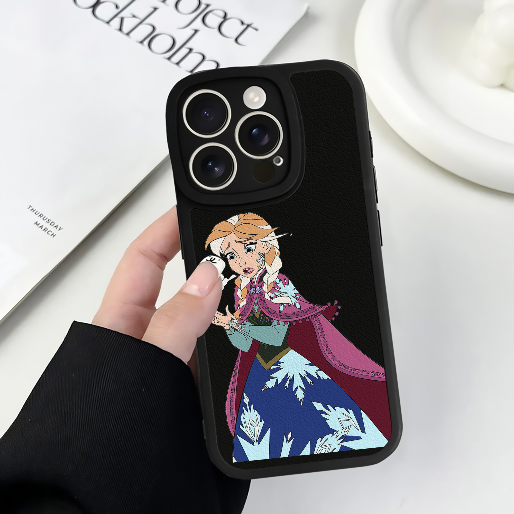 （画像用） アナと雪の女王 アンナ エルサ Frozen Anna Elsa 【iPhone 16シリーズ対応】シリコンスマホケース（レザー調） 材質：シリコン